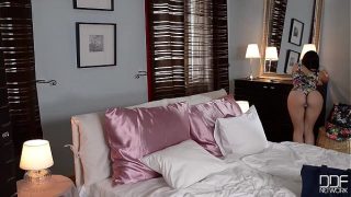 Nhìn trộm em dâu đít bự thay đồ nứng quá đè ra hiếp