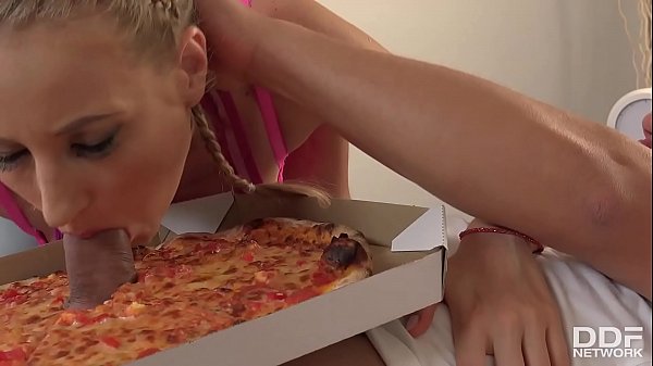 Dịch vụ giao pizza kèm con cu