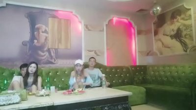 Đi chơi em phò gợi cảm trong karaoke cực dâm