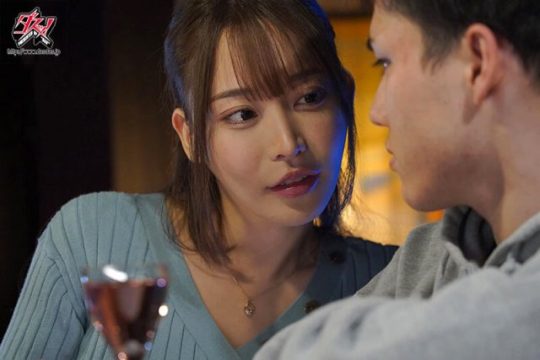 Cô nhân viên ngoại tình với đàn anh tại công ty